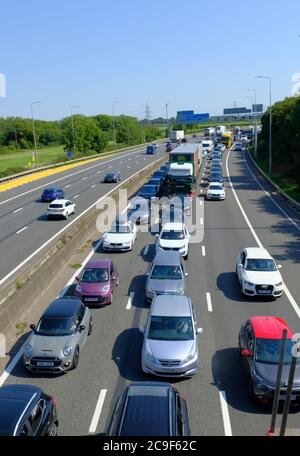 Bristol, 31. Juli 2020. Der starke Sommerverkehr hat den Verkehr auf der Autobahn M5 in Richtung Süden an der Anschlussstelle 17 stark verlangsamt. Der Verkehr in Richtung Norden bewegt sich frei, aber die zunehmende Zahl von Menschen, die an diesem sehr heißen Freitag in Richtung Süden in Richtung Urlaubsziele fahren, hat die Autobahn fast zum Stillstand gebracht. Kredit: JMF Nachrichten/Alamy Live Nachrichten Stockfoto