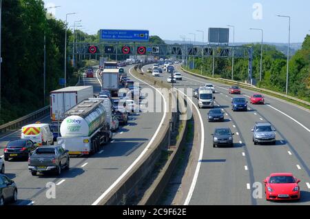 Bristol, 31. Juli 2020. Der starke Sommerverkehr hat den Verkehr auf der Autobahn M5 in Richtung Süden an der Anschlussstelle 17 stark verlangsamt. Der Verkehr in Richtung Norden bewegt sich frei, aber die zunehmende Zahl von Menschen, die an diesem sehr heißen Freitag in Richtung Süden in Richtung Urlaubsziele fahren, hat die Autobahn fast zum Stillstand gebracht. Kredit: JMF Nachrichten/Alamy Live Nachrichten Stockfoto