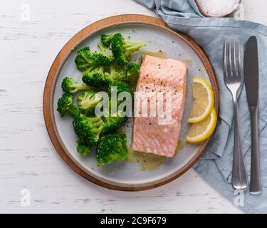 Dampf Lachs und Gemüse, Brokkoli, Paleo, Keto, Lshf oder DASH Diät. Mediterrane Küche Stockfoto