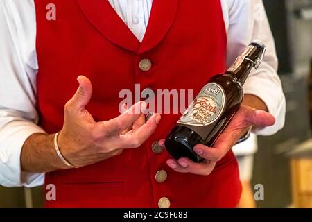 Auch verschiedene Großbrauereien wollen von der oberpfälzischen Zoigl-Tradition profitieren, indem sie ihr Kellerbier als Zoigl-Bier anbieten. Bierverkostung mit Bier-Sommelier in Kemnath-Waldeck, Deutschland Stockfoto