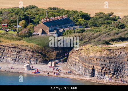 Häuser und Aussichtspunkte aus dem 2. Weltkrieg am Strand von Kimmeridge Bay, Jurassic Coast, Dorset, Großbritannien Stockfoto