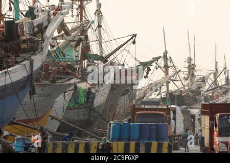 Jakarta, Sunda Kelapa Port, Indonesien - 15. Juli 2019: Boote, Waren und Arbeiter im Hafen der Stadt Jakarta, an den Ufern der Bucht von Jakarta. Stockfoto