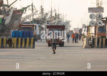 Jakarta, Sunda Kelapa Port, Indonesien - 15. Juli 2019: Boote, Waren und Arbeiter im Hafen der Stadt Jakarta, an den Ufern der Bucht von Jakarta. Stockfoto