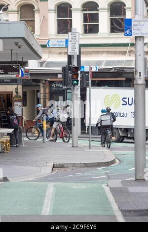 Fahrradfahrer, die an einem Wochenendmorgen in der Kent Street, Sydney, Australien, auf einer eigenen Fahrradstraße fahren Stockfoto