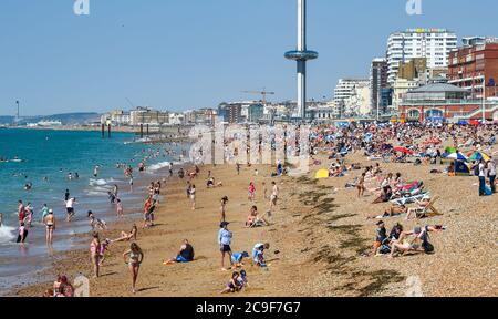 Brighton UK 31. Juli 2020 - die Massen strömen heute an dem Strand von Brighton an, der voraussichtlich der heißeste Tag des Jahres sein wird, mit Temperaturen, die im Südosten weit über 30 Grad erreichen werden. Das Wetter wird dann über das Wochenende abkühlen: Credit Simon Dack / Alamy Live News Stockfoto