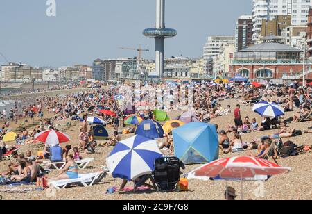 Brighton UK 31. Juli 2020 - die Massen strömen heute an dem Strand von Brighton an, der voraussichtlich der heißeste Tag des Jahres sein wird, mit Temperaturen, die im Südosten weit über 30 Grad erreichen werden. Das Wetter wird dann über das Wochenende abkühlen: Credit Simon Dack / Alamy Live News Stockfoto