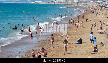 Brighton UK 31. Juli 2020 - die Massen strömen heute an dem Strand von Brighton an, der voraussichtlich der heißeste Tag des Jahres sein wird, mit Temperaturen, die im Südosten weit über 30 Grad erreichen werden. Das Wetter wird dann über das Wochenende abkühlen: Credit Simon Dack / Alamy Live News Stockfoto