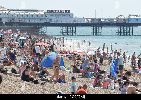 Brighton UK 31. Juli 2020 - die Massen strömen heute an dem Strand von Brighton an, der voraussichtlich der heißeste Tag des Jahres sein wird, mit Temperaturen, die im Südosten weit über 30 Grad erreichen werden. Das Wetter wird dann über das Wochenende abkühlen: Credit Simon Dack / Alamy Live News Stockfoto