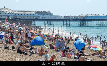 Brighton UK 31. Juli 2020 - die Massen strömen heute an dem Strand von Brighton an, der voraussichtlich der heißeste Tag des Jahres sein wird, mit Temperaturen, die im Südosten weit über 30 Grad erreichen werden. Das Wetter wird dann über das Wochenende abkühlen: Credit Simon Dack / Alamy Live News Stockfoto