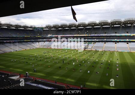 Sozial distanzierte Gläubige im Croke Park, Dublin, am ersten Tag von Eid, da Moscheen in ganz Irland die Gelegenheit des Eid Al Adha, dem Festival der Opfer, mit der größten Veranstaltung im Hauptsitz der Gaelic Athletic Association (GAA) in Dublin markieren. Stockfoto