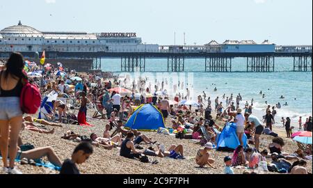 Brighton UK 31. Juli 2020 - die Massen strömen heute an dem Strand von Brighton an, der voraussichtlich der heißeste Tag des Jahres sein wird, mit Temperaturen, die im Südosten weit über 30 Grad erreichen werden. Das Wetter wird dann über das Wochenende abkühlen: Credit Simon Dack / Alamy Live News Stockfoto