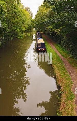 Kanalboote liegen auf dem Grand Union Canal in Stoke Hammond, Milton Keynes Stockfoto