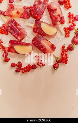 Hausgemachte gefrorene verschiedene rote Beeren natürlichen Saft Eis - paletas - Eis Pops Stockfoto