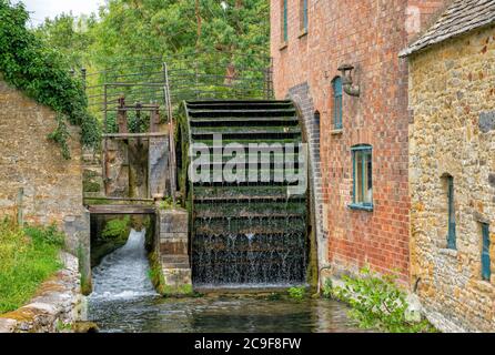 Wasserrad auf der alten Mühle in Lower Slaughter, The Cotswolds, England, Vereinigtes Königreich Stockfoto