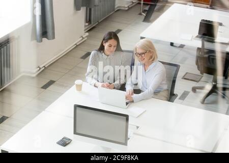 Reife Geschäftsfrau Mentor Lehre Praktikant im Büro Draufsicht Stockfoto