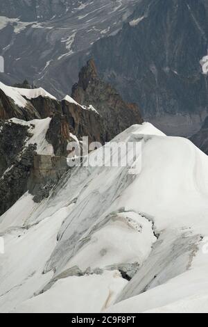 Zerklüftete Berge, Schneeverwehungen bedecken einige der Felsen. Scharfe Details und Texturen mit faszinierenden abstrakten Mustern im Schnee. Epische Landschaft. Stockfoto