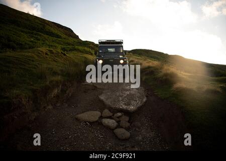 North Yorshire Moors, Großbritannien - Juli 23 2020: Ein Land Rover Defender auf einer grünen Spur in den North Yorkshire Moors in England. Stockfoto