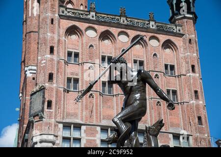 Flämische manieristischen Fontanna Neptuna (der Neptunbrunnen) und gotische Ratusz Glownego Miasta (Rechtstädtisches Rathaus) auf Dlugi Targ (Langen Markt) in Main Stockfoto