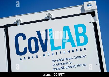 Mannheim, Deutschland. Juli 2020. Der Schriftzug „CoVLAB“ befindet sich auf der Rückseite des Anhängers der mobilen Corona-Prüfstation. Die mobile Prüfstation CoVLAB soll künftig an möglichen Corona-Verbrennungspunkten landesweit eingesetzt werden. Zunächst wird die Teststation in Gefängnissen im ganzen Land eingesetzt. Quelle: Uwe Anspach/dpa/Alamy Live News Stockfoto