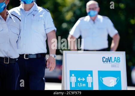 Mannheim, Deutschland. Juli 2020. An der mobilen Corona-Teststation stehen Gefängnisbeamte neben einem Schild mit der Aufschrift "CoVLAB". Die mobile Prüfstation CoVLAB soll künftig an möglichen Corona-Brennpunkten landesweit eingesetzt werden. Zunächst wird die Teststation in Gefängnissen im ganzen Land eingesetzt. Quelle: Uwe Anspach/dpa/Alamy Live News Stockfoto