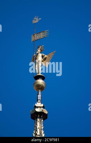 Der polnische König Sigismund II. Augustus vergoldete Statue auf dem gotischen Ratusz Glownego Miasta (Danziger Rathaus) in der Hauptstadt im historischen Zentrum von Danzig, Po Stockfoto