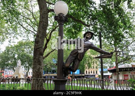 Gene Kelly Statue von Singing in the Rain, Leicester Square, London, England Stockfoto