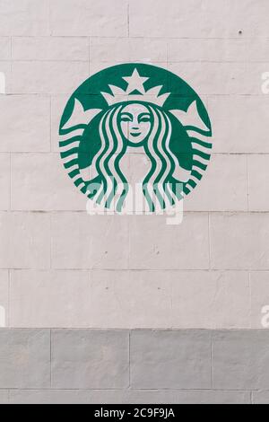Logo der Starbucks Kaffeekette an der schlichten Wand, London, Großbritannien Stockfoto