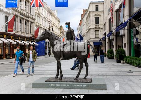 Pferd und Reiter Statue von Elisabeth Frink, mit Coronavirus Maske während Pandemie, Bond Street, London, UK Stockfoto