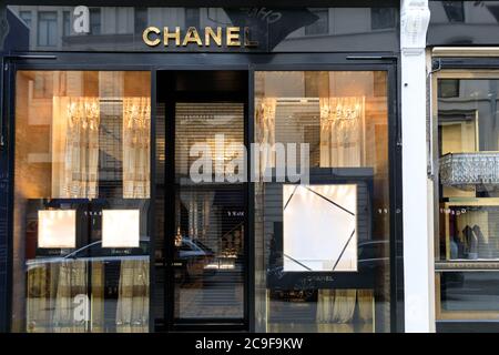 Außenansicht des Luxusjuweliers und Schmuckmarken-Flagship-Stores von Chanel in der New Bond Street, Mayfair, London, England, Großbritannien Stockfoto