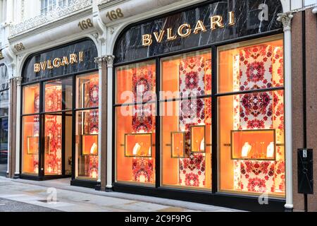 Außenansicht des Flagship-Stores der Luxusmarke Bulgari in New Bond Street, Mayfair, London, England, Großbritannien Stockfoto