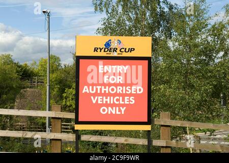 Schilder für das Ryder Cup Golfturnier vor dem Celtic Manor Resort in Newport, Großbritannien, wo der Wettbewerb 2010 stattfand. Stockfoto