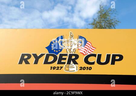 Schilder für das Ryder Cup Golfturnier vor dem Celtic Manor Resort in Newport, Großbritannien, wo der Wettbewerb 2010 stattfand. Stockfoto