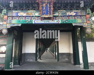 Peking, China. März 2020. Foto mit Handy zeigt Besucher des Sommerpalastes in Peking, Hauptstadt von China, 27. März 2020. Kredit: Ding Hongfa/Xinhua/Alamy Live Nachrichten Stockfoto