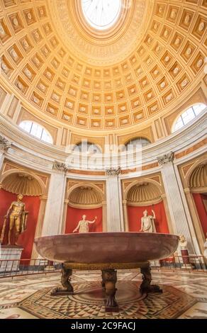 Die Vatikanischen Museen sind eine riesige Sammlung von Artefakten, Fresken, Gemälden und Skulpturen, die von der katholischen Kirche im Laufe der Jahrhunderte gesammelt Stockfoto