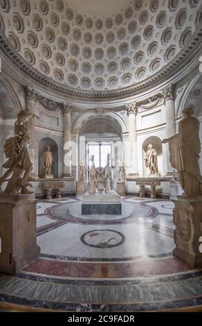 Die Vatikanischen Museen sind eine riesige Sammlung von Artefakten, Fresken, Gemälden und Skulpturen, die von der katholischen Kirche im Laufe der Jahrhunderte gesammelt Stockfoto