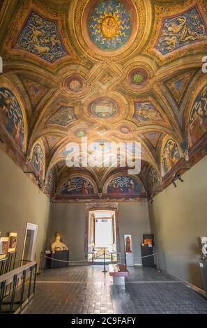 Die Vatikanischen Museen sind eine riesige Sammlung von Artefakten, Fresken, Gemälden und Skulpturen, die von der katholischen Kirche im Laufe der Jahrhunderte gesammelt Stockfoto