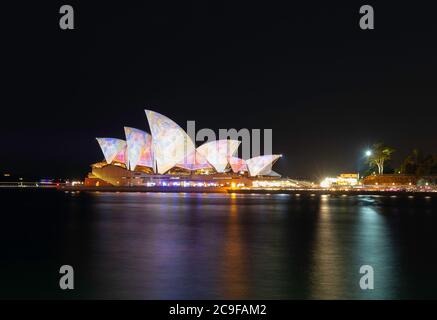 Sydney Opera House im Winter mit Farben beleuchtet Stockfoto