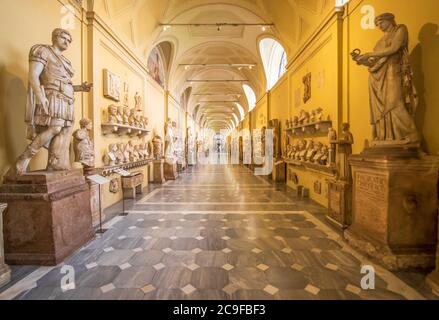 Die Vatikanischen Museen sind eine riesige Sammlung von Artefakten, Fresken, Gemälden und Skulpturen, die von der katholischen Kirche im Laufe der Jahrhunderte gesammelt Stockfoto