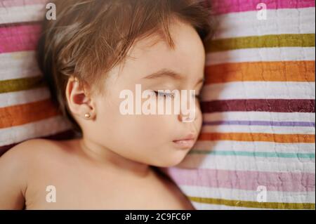 Komfortabel schlafen Baby Mädchen Porträt Nahaufnahme Stockfoto