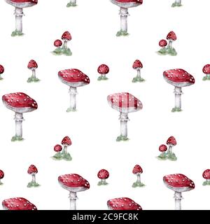 Amanita Muscaria Nahtloses Muster. Fliege Agaric Pilz. Weiß gefleckt schöne rote Pilze im natürlichen Kontext. Handgezeichnetes Aquarell isoliert Stockfoto