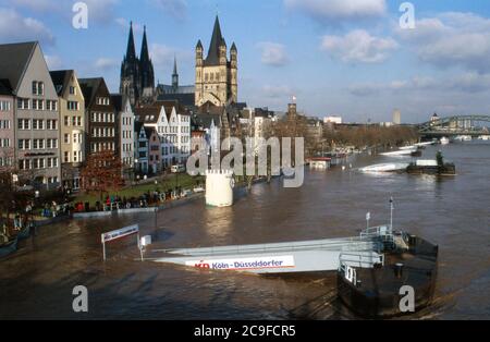 Hochwasser in Köln: Blick von der Deutzer Brücke auf die überschwemmte Rheinpromenade in der Altstadt, Deutschland 1995. Stockfoto