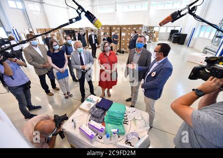 Erfurt, Deutschland. Juli 2020. Bodo Ramelow (2. V.r., die Linke), Ministerpräsident Thüringens, und Heike Werner (3. V.r., die Linke), Gesundheitsministerin Thüringens, besuchen das Pandemielager in einem Lager des Deutschen Roten Kreuzes (DRK). Die Halle ist das zentrale Lager des Gesundheitsministeriums für Materialien für persönliche Schutzausrüstung wie Masken, Kleider, Handschuhe, Brillen, Overalls und Schilde. Quelle: Martin Schutt/dpa-Zentralbild/dpa/Alamy Live News Stockfoto