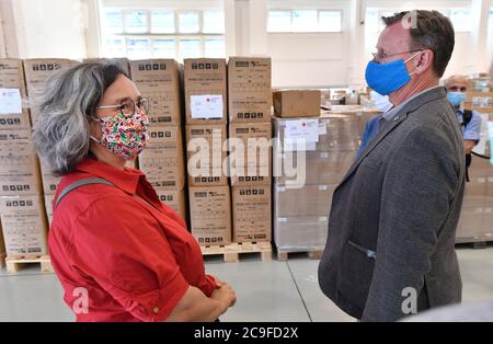 Erfurt, Deutschland. Juli 2020. Thüringens Ministerpräsident Bodo Ramelow (die Linke) und Thüringens Gesundheitsministerin Heike Werner (die Linke) besuchen das Pandemielager in einem Lager des Deutschen Roten Kreuzes (DRK). Die Halle ist das zentrale Lager des Gesundheitsministeriums für Materialien für persönliche Schutzausrüstung wie Masken, Kleider, Handschuhe, Brillen, Overalls und Schilde. Quelle: Martin Schutt/dpa-Zentralbild/dpa/Alamy Live News Stockfoto