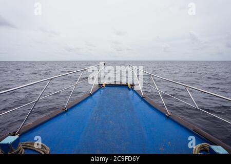 Bodufolhudhoo / Malediven - 17. August 2019: Blaues Deck der Fähre über den Indischen Ozean von Male nach Rasdhoo auf den Malediven Stockfoto