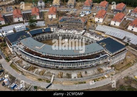 Elstal, Deutschland. Juli 2020. Blick auf die Gebäude, die auf dem Gelände des Olympischen Dorfes in Elstal in Brandenburg rekonstruiert werden (mit Drohne aufgenommen). Seit Januar 2019 saniert der Nürnberger Immobilienentwickler terraplan das denkmalgeschützte Speisehaus der Nationen inklusive des ehemaligen Kesselhauses, dem zukünftigen Haus Central. Darüber hinaus werden weitere neue Wohngebäude rund um diese Gebäude errichtet. Insgesamt werden in der ersten Bauphase bis 2022 rund 365 Wohnungen gebaut. Quelle: Paul Zinken/dpa-Zentralbild/ZB/dpa/Alamy Live News Stockfoto