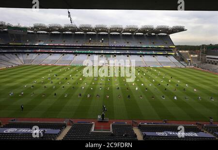 Sozial distanzierte Gläubige im Croke Park, Dublin, am ersten Tag von Eid, da Moscheen in ganz Irland die Gelegenheit des Eid Al Adha, dem Festival der Opfer, mit der größten Veranstaltung im Hauptsitz der Gaelic Athletic Association (GAA) in Dublin markieren. Stockfoto