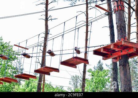 Seilstadt. Aktiver Familienurlaub im Freien. Elemente einer Seilstadt im Park. Stockfoto
