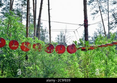 Seilstadt. Aktiver Familienurlaub im Freien. Elemente einer Seilstadt im Park. Stockfoto