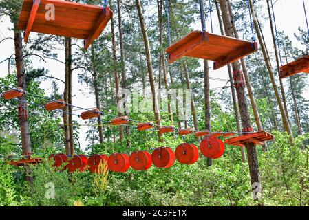Seilstadt. Aktiver Familienurlaub im Freien. Elemente einer Seilstadt im Park. Stockfoto