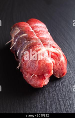 Food-Konzept Roh Filet Roastbeef Steak auf schwarzem Schieferbrett mit Kopierfläche Stockfoto